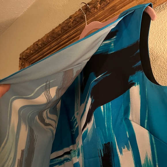 St. John silk dress gently used ( fits like small/ med 6/8) it’s a size 4 - Picture 8 of 9